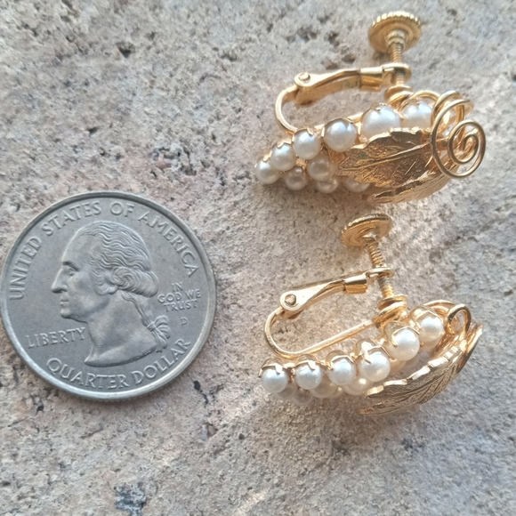 Hobe VTG Signed Gold Tone Faux Pearl Grape Cluster Brooch + Earrings Set - Picture 7 of 13